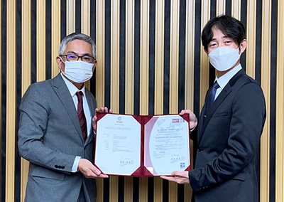 先進的音声翻訳研究開発推進センター長　内元 清貴氏（右）と弊社 システム認証事業本部  戦略事業部  部長  水城 学