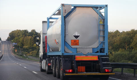 カバー画像（輸送中トラック）