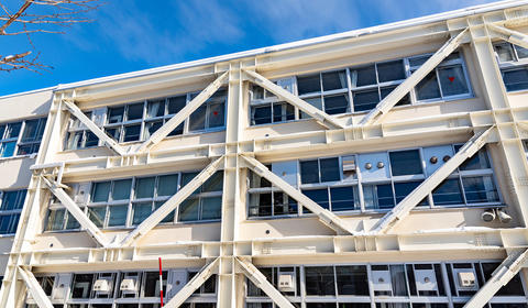 カバー画像（学校校舎）