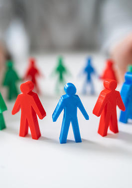 カバー画像（人の輪と男性の手）