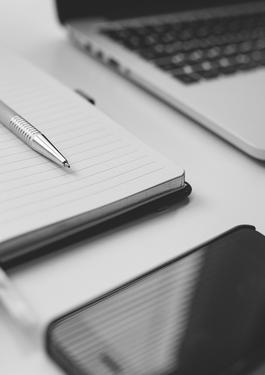 カバー画像（デスクとガジェット）